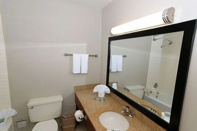 غرفة قياسية بسريرين كوين، Rock Island Inn & Suites Marshalltown 3/3