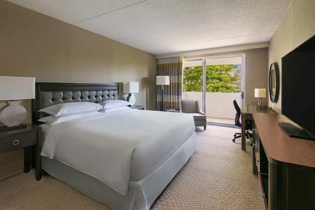 غرفة بسرير كينج بشرفة، Sheraton Greensboro At Four Seasons 1/2