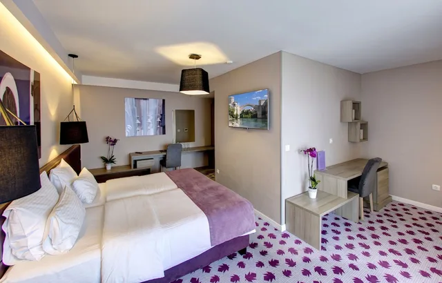 غرفة ثلاثية بسرير كوين وسرير فردي بإطلالة على المدينة بشرفة، Eden Hotel and Spa 2/9