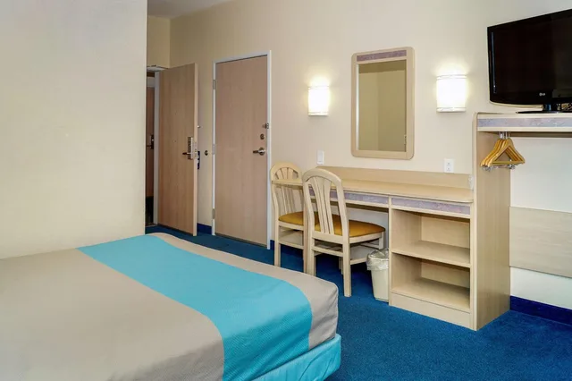 1 Queen Bed - ADA/RI Shower/Non-Smoking، Motel6 Peterborough, ON 1/7