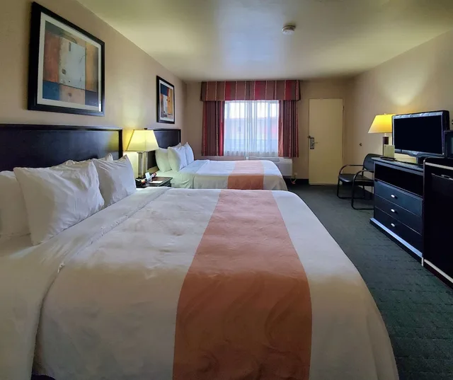 غرفة قياسية بسريرين كوين بشرفة، Quality Inn & Suites Anaheim at the Park 2/4