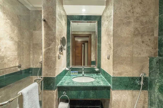 Standard, King Bed, Copthorne Makkah Al Naseem 4/4