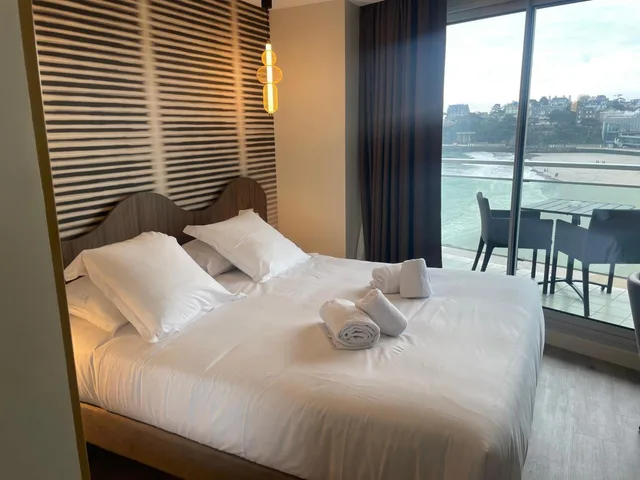 Comfort, Queen Bed, Water Front, Balcony، Best Western Hotel Le Crystal Dinard 3/10