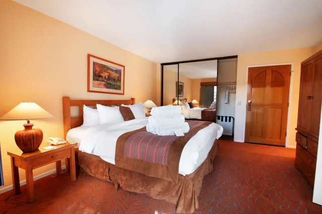 غرفة بسرير كوين بغرفتي نوم مع أريكة بمطبخ، Riviera Oaks Resort & Racquet Club 5/10