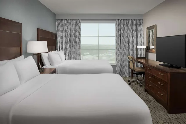 جناح بسرير كوين بغرفة نوم واحدة بمطبخ، Embassy Suites Springfield 1/2