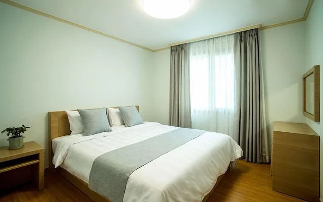 غرفة عائلية بسرير كينج بغرفة نوم واحدة بإطلالة جزئية على البحر بمطبخ صغير، Haerian Hotel 1/4