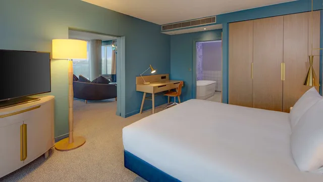 جناح بسرير كينج بإطلالة على البحر بغرفة نوم واحدة، Hilton Bournemouth 1/4