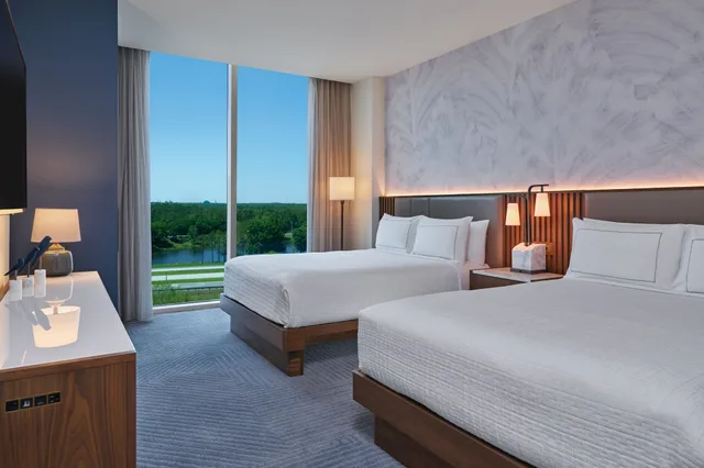 استوديو بسريرين كوين، Walt Disney World Swan Reserve 2/10