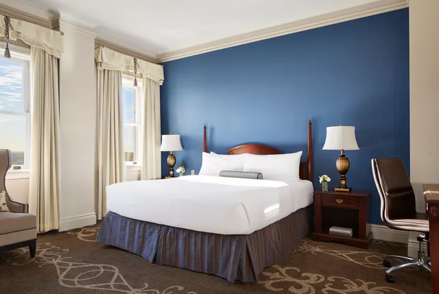 Deluxe, 2 Queen Beds, City View, Bath and Shower، Fairmont Hotel Macdonald 1/2