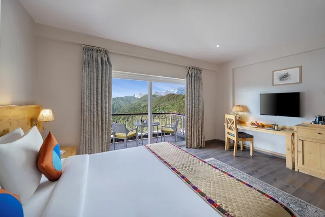 غرفة بريميوم بسرير مزدوج بشرفة، JuSTa Luxe Birding Resort and Spa Dharmshala 1/3