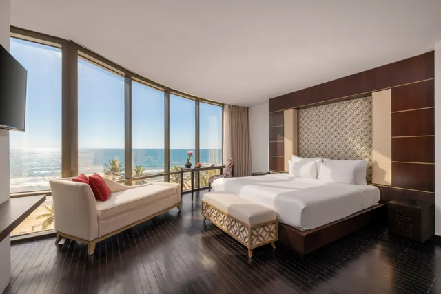 Premier, Suite, Beach Front, Holiday Beach Hotel Danang 2/5
