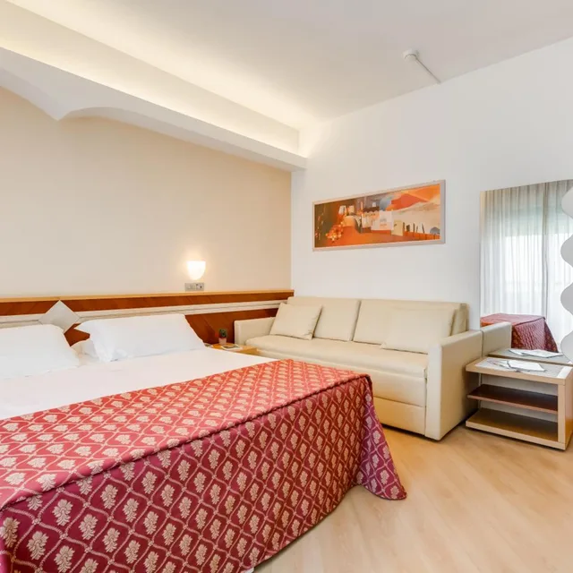 غرفة ديلوكس بسرير كوين وسرير فردي بشرفة، Hotel Europa 2/8