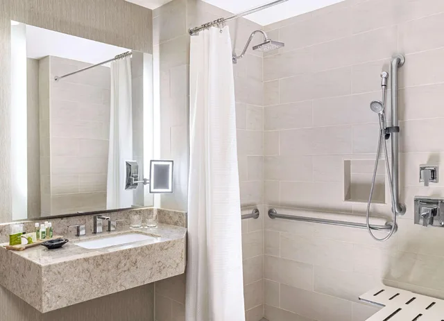 غرفة بسرير كينج بإطلالة على المسبح لذوي الإعاقة، The Woodlands Resort, Curio Collection by Hilton 3/6