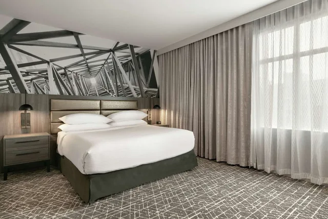 جناح بسرير كينج بغرفتين لذوي الإعاقة، Embassy Suites by Hilton Atlanta Midtown 1/2