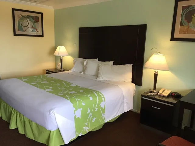 غرفة قياسية بسرير كينج، Econo Lodge 7/7