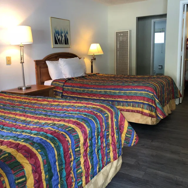 غرفة ثلاثية بثلاثة أسرّة، Cedar Inn & Suites 1/3