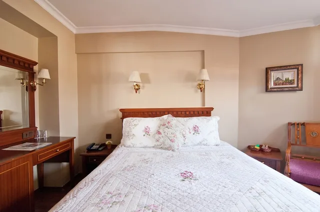 غرفة بسرير كوين بإطلالة على البحر، Emine Sultan Hotel 3/3