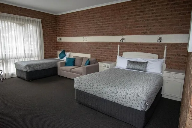 Standard, Single, 1 Queen and 1 Single Bed, Queen Bed, Sofa, Kitchenette، Albury Townhouse Motel 1/3