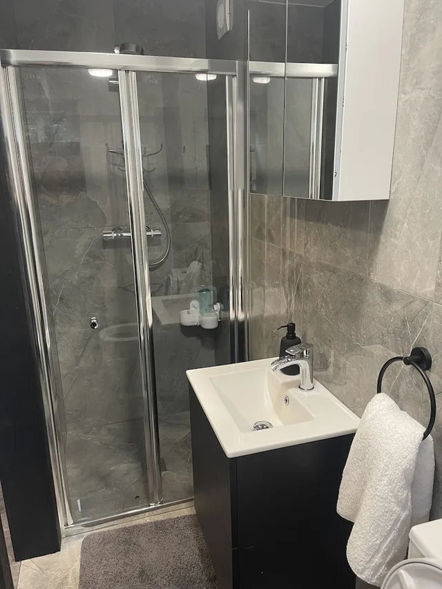 غرفة كومفورت مفردة بسرير فردي بحمام خاص، Da Vinci Guest House Gatwick 3/3