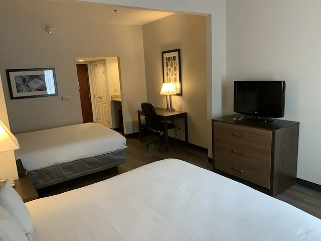 غرفة بسرير كينج وسرير كوين، Wingate by Wyndham Southport 3/6