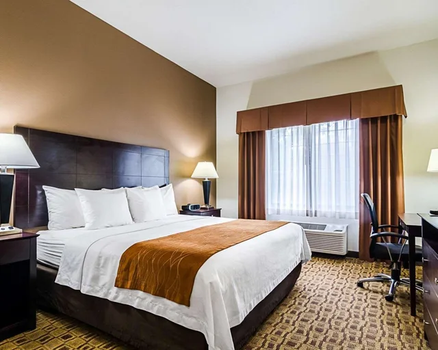 جناح بسرير كينج، Comfort Inn & Suites Lawrence - University Area 2/2