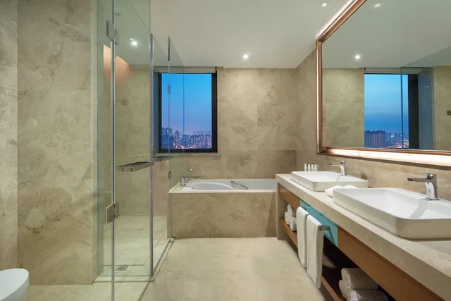 جناح بسرير كينج بغرفة نوم واحدة مع دخول صالة النادي مع دخول الصالة، Holiday Inn Tianjin Xiqing 4/5