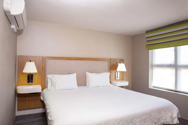جناح بسرير مزدوج أو سريرين منفصلين بغرفتي نوم مع أريكة، Hampton Inn & Suites Seattle-Downtown 1/5