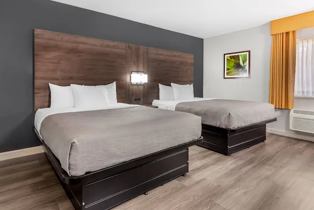 غرفة بسريرين كوين، Quality Inn & Suites Raleigh Durham Airport 2/4