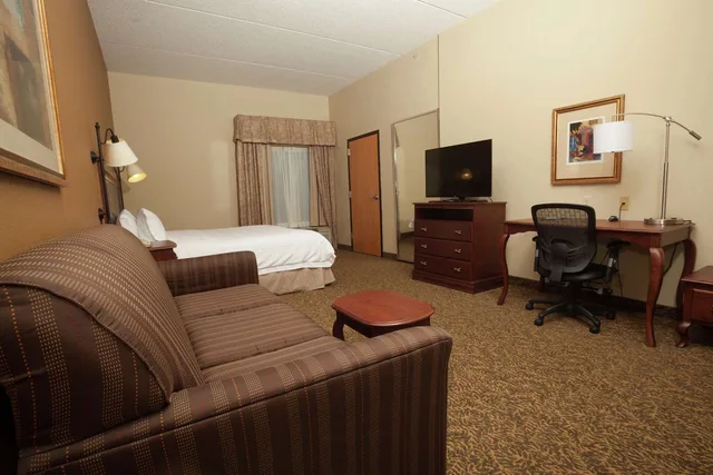 Study, King Bed, Sofa، Hampton Inn Oneonta 3/3