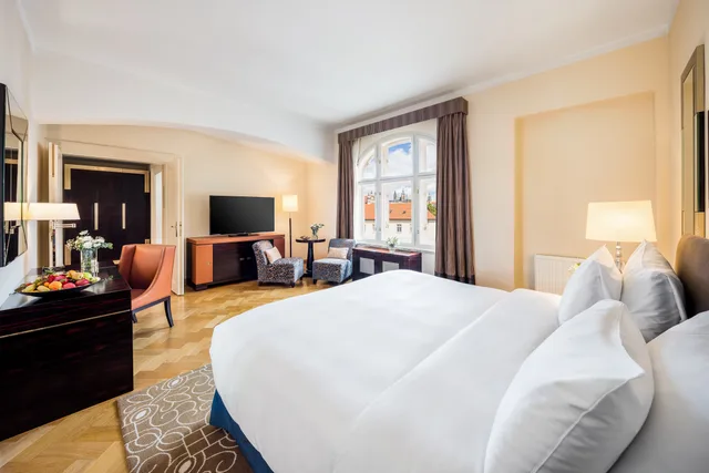غرفة بريميير بسرير كينج، Mandarin Oriental Prague 1/1