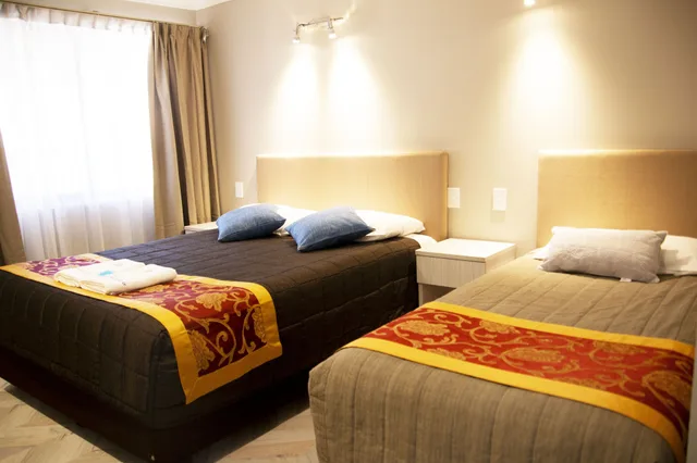 غرفة متصلة بسريرين منفصلين وسريرين كوين في الطابق الأرضي، Sapphire Palms Motel 3/7