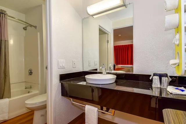 غرفة قياسية بسرير كوين، Motel6 Riverside, CA - South 7/9