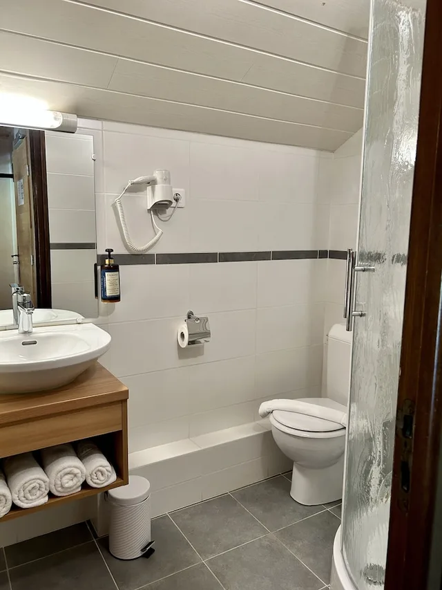 غرفة عائلية بسريرين منفصلين وأسرّة بطابقين، Hotel Les Prodains 6/7