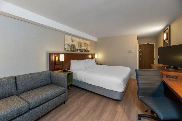 غرفة سوبيريور بسرير كينج بإطلالة على الفناء في الطابق الأرضي، Comfort Inn Sault Ste Marie ON 5/6