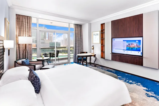 غرفة واسعة بسرير كينج بإطلالة على البحر بشرفة، Beach Rotana Abu Dhabi Hotel 1/1