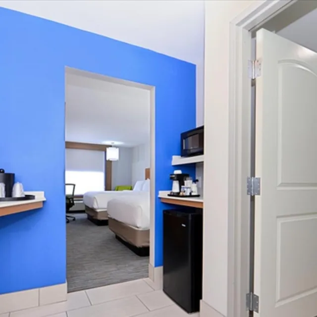جناح بسرير كينج مع أريكة بحوض استحمام لذوي الإعاقة، Holiday Inn Express & Suites Lexington - Hamburg Area 1/2