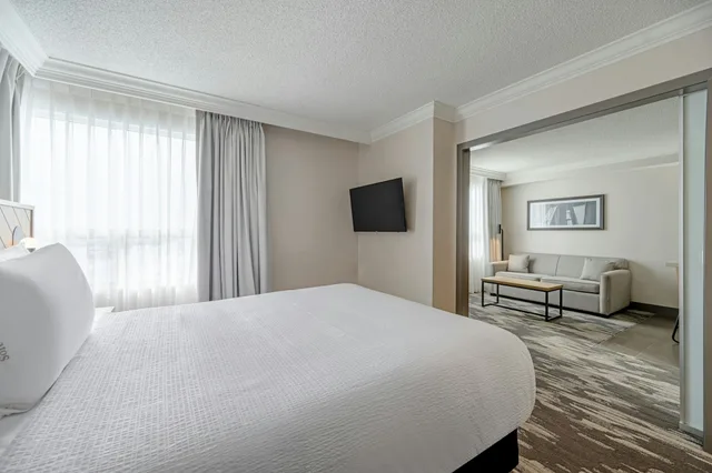 جناح بسرير كينج مع أريكة بمطبخ، Sandman Signature Mississauga Hotel 6/9
