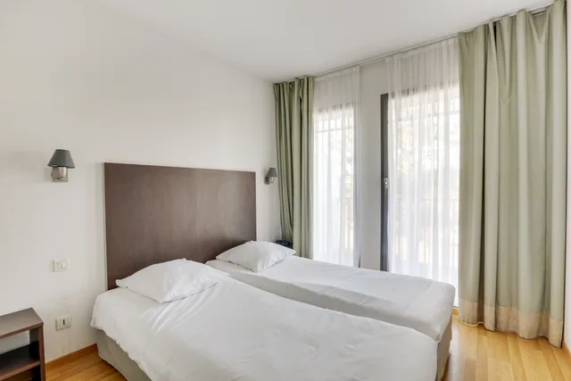 شقة بسرير مزدوج وسريرين منفصلين مع أريكة، All Suites Appart Hotel la Teste de Buch 1/2