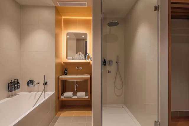 شقة بسرير كينج بغرفتي نوم، Canopy by Hilton Cannes 4/5