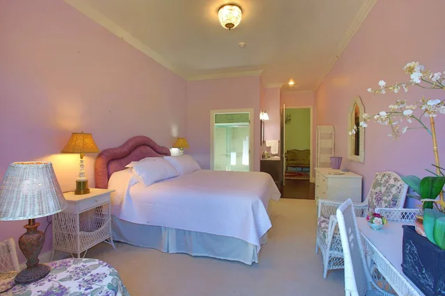 Garden, King Bed, Inntiquity A Country Inn 1/3