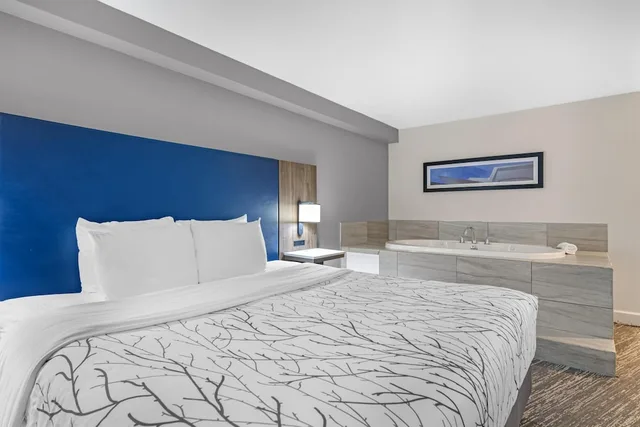 Suite, King Bed, Balcony, Best Western Denver East 2/7