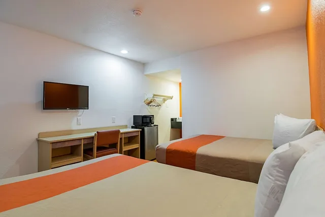 غرفة قياسية بسريرين مزدوجين للمدخنين، Motel6 Lost Hills, CA 1/6