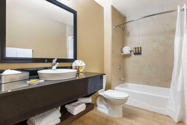 غرفة بمطبخ صغير، Best Western Plus Oceanside Palms 7/7