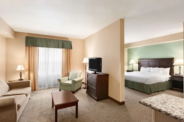 جناح بسرير كينج بغرفة نوم واحدة، Country Inn & Suites by Radisson, Asheville West near Biltmore 3/4