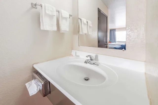 غرفة بسريرين مزدوجين للمدخنين، Days Inn by Wyndham Russell 2/4