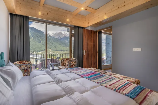 غرفة عائلية بسرير كينج وسرير مزدوج بإطلالة على الجبل بشرفة بغرفتي نوم، Echor Himalayan Heights Luxe Manali 4/7