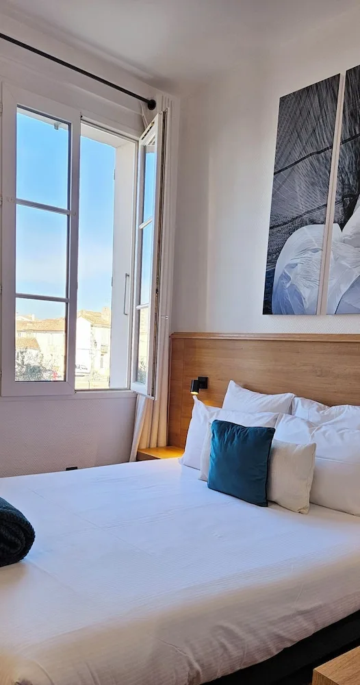 غرفة بسرير كوين بإطلالة على المرفأ، Hotel Du Port 2/6