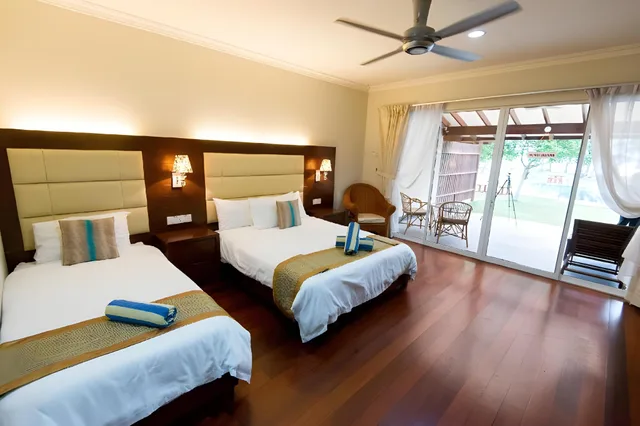 غرفة ديلوكس بسرير مزدوج وسرير فردي بإطلالة على البحر، Langkah Syabas Beach Resort 1/3