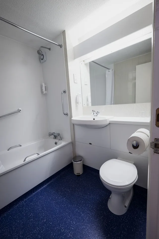 غرفة قياسية بسريرين منفصلين، Travelodge Dublin Airport North - Swords 2/3