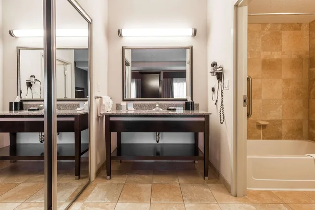 جناح بسرير كينج لذوي الإعاقة، Hampton Inn and Suites by Hilton Lethbridge 3/3